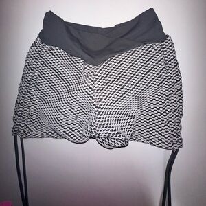 Women’s pcheebum honeycomb shorts in gray & white size medium
